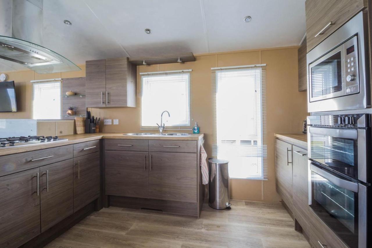 Stunning 6 Berth Lodge With Sea Views For Hire At Skipsea Sands Ref 41136Nf Barmston Exterior foto